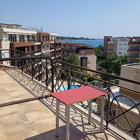 Lazur Apartment *